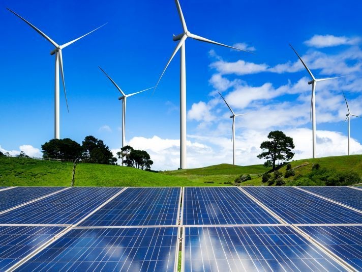 Elettricità, IEA: domanda globale su del 3,3% (2025) e 3,7% (2026), rinnovabili battono il carbone entro il 2026