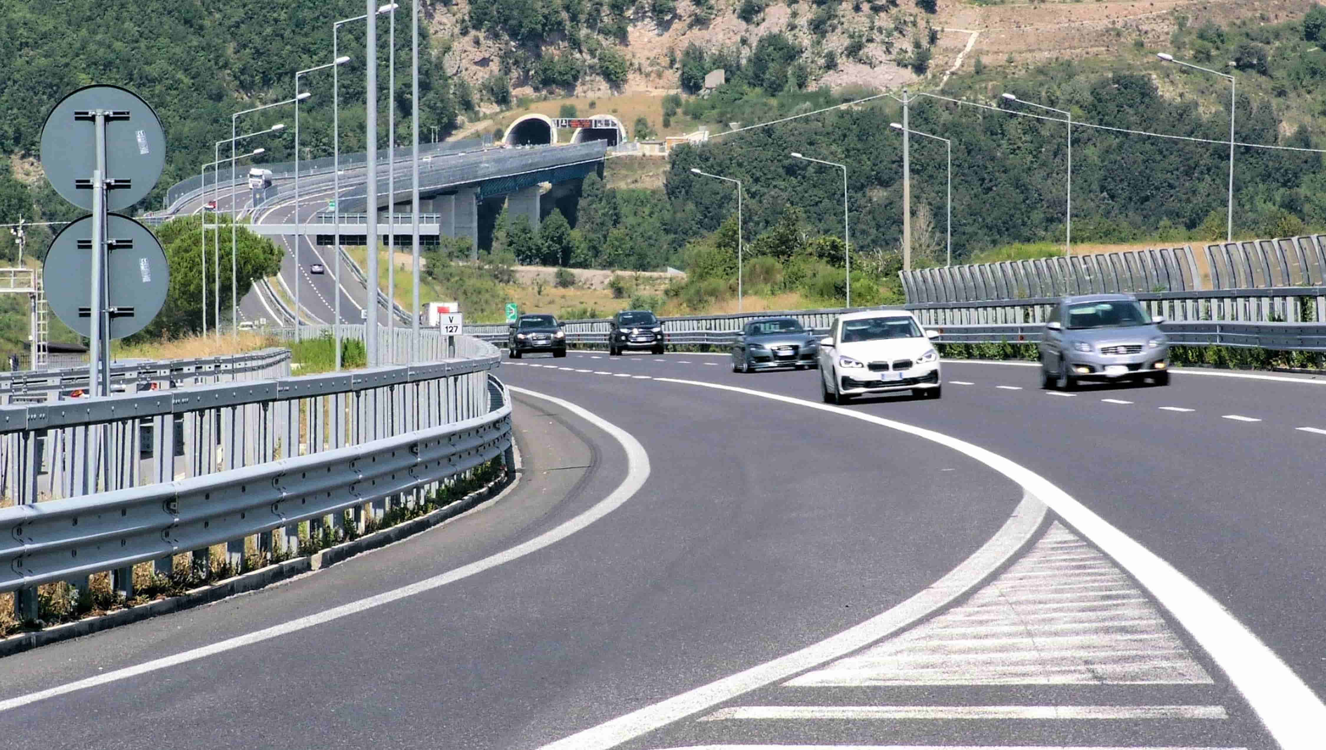 Percorrenze dei veicoli in Italia. Nel 2021 sfiorati i 420 miliardi di km. In testa auto diesel ed elettriche giovani