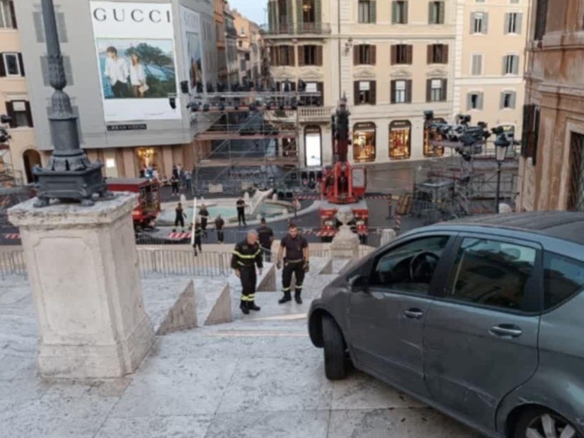 Altro che Fast & Furious! la Capitale riscopre il brivido dell’alta velocità… in retromarcia senile, su Trinità dei Monti