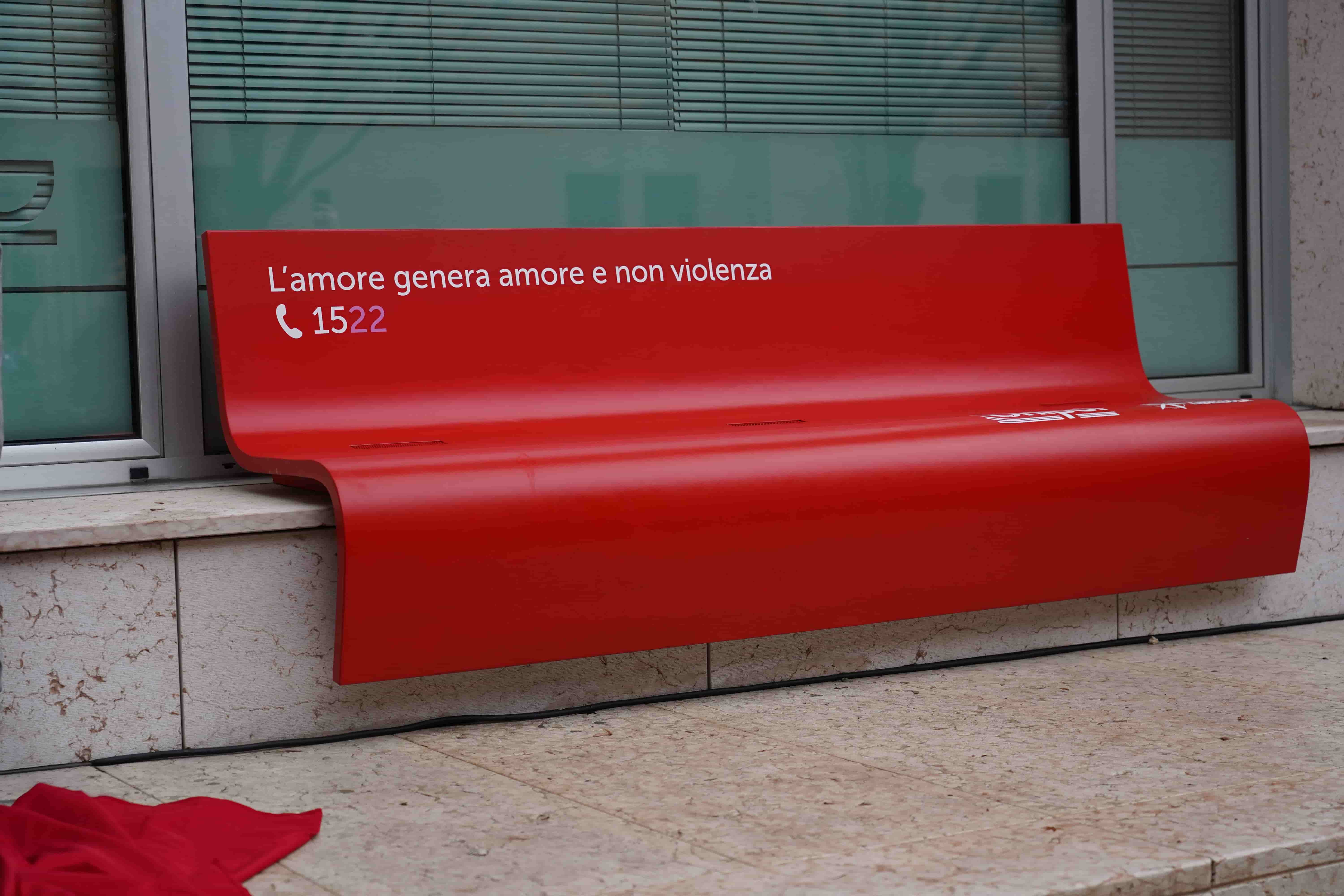 La settima panchina rossa di CUBO Unipol inaugurata oggi a Verona