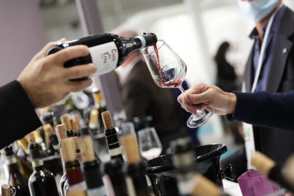Vino, Uiv: scende a -3,7% l’export nel quadrimestre (-0,9% a valore)