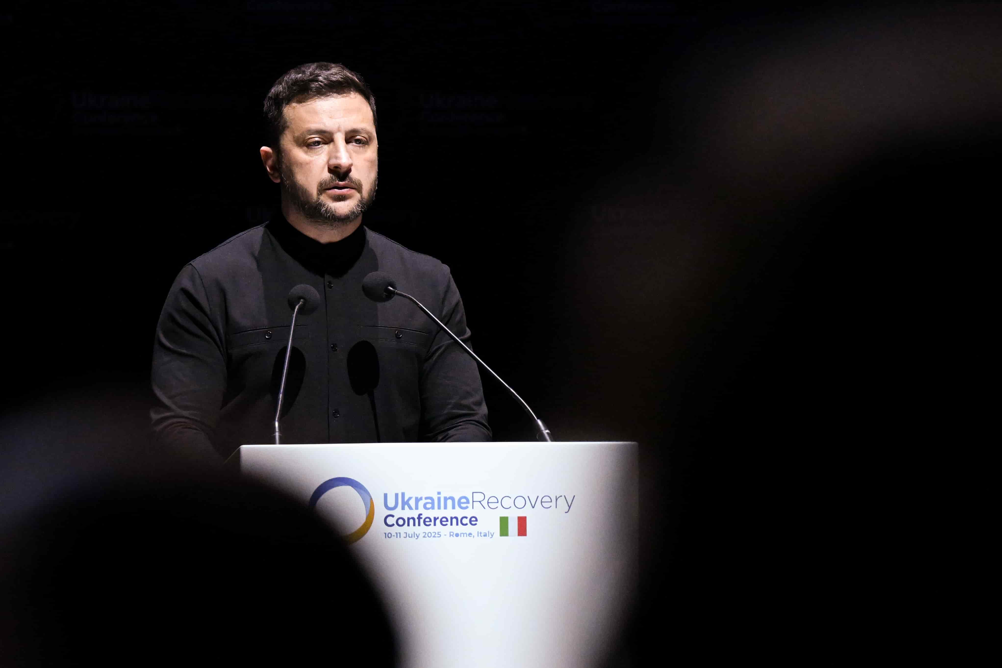 La Piazza 2025, il sondaggio Lab21: italiani scettici su riarmo Ue e aiuti militari a Kiev