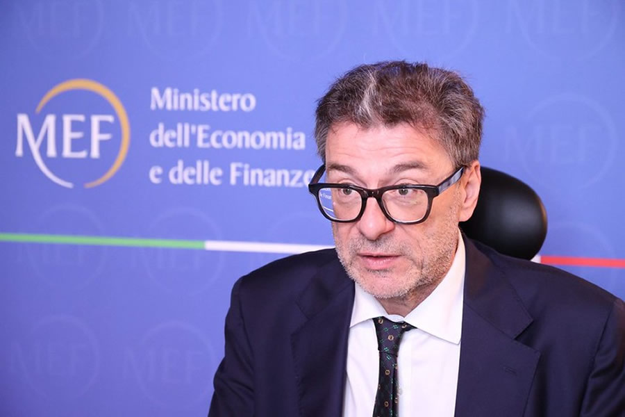Giorgetti, fare squadra per vincere sfide e le banche tornino a fare le banche