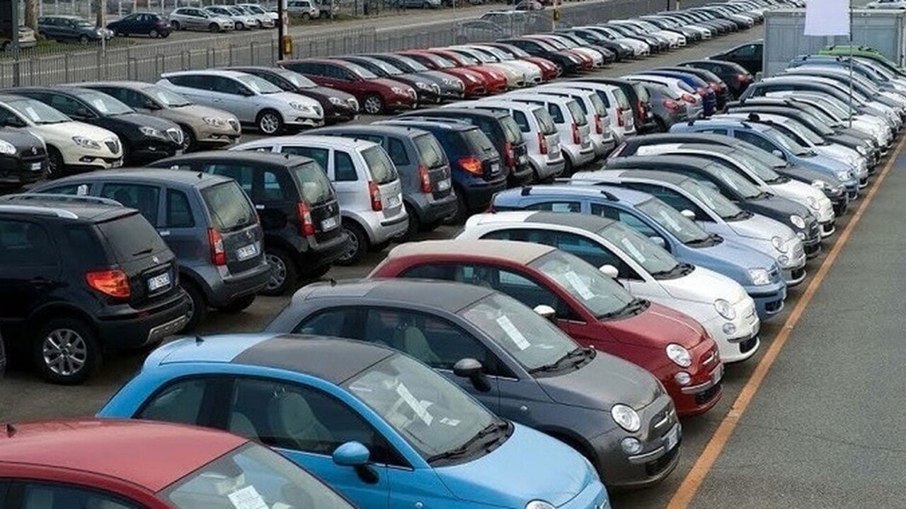 Dopo 8 mesi di crescita rallenta il mercato dei veicoli usati