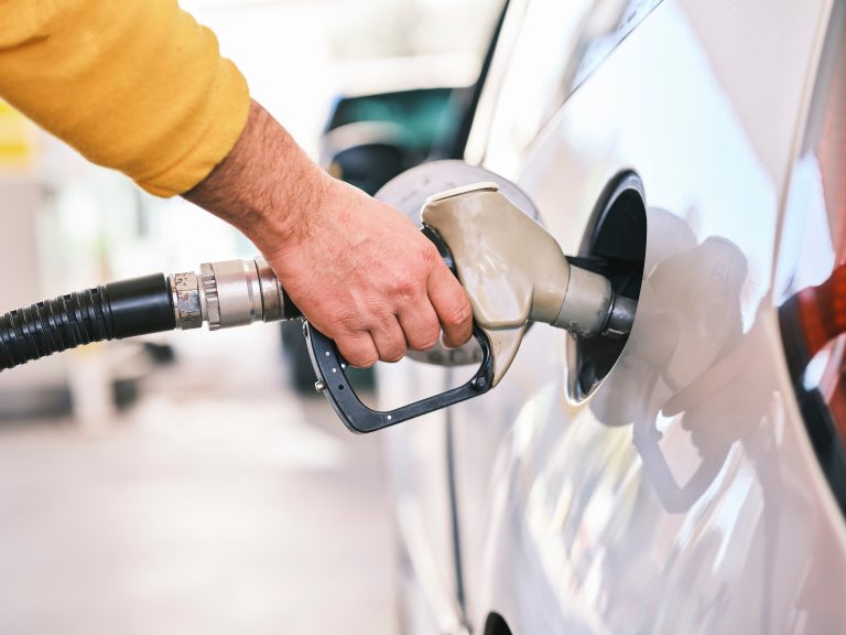Carburanti: Federconsumatori, l’accisa scende il prezzo della benzina no