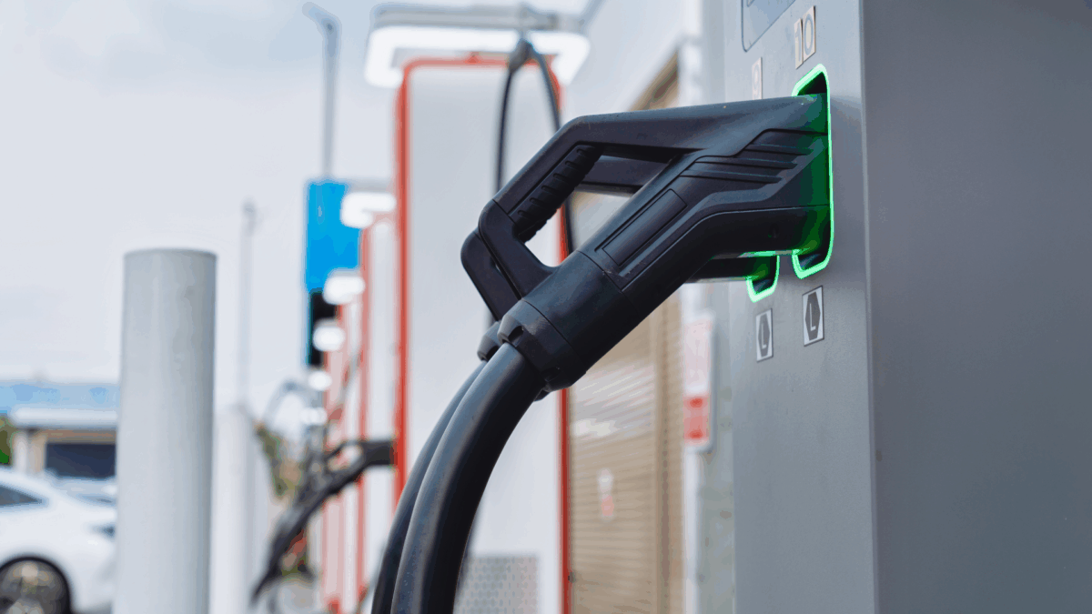 Auto elettriche: Italia in accelerazione, cresce la rete di ricarica sulle autostrade e nelle città