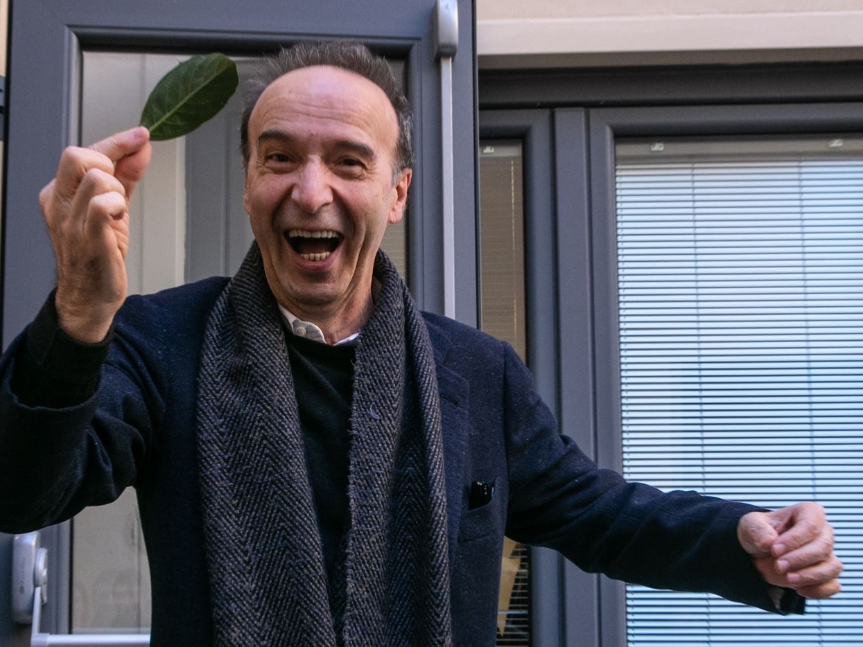 Benigni e l'arte da Oscar di infischiarsene del Codice della strada