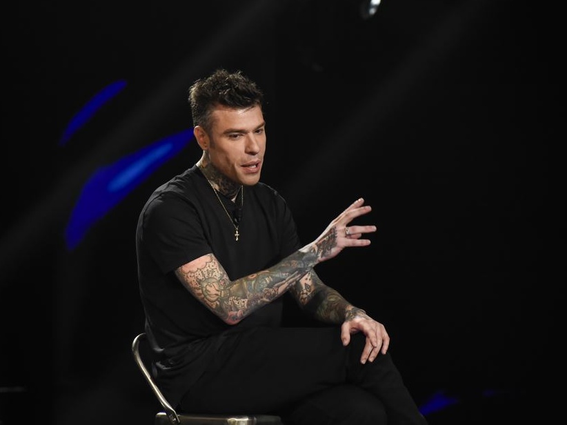 Fedez, Cannes e la “rivoluzione” del ghiaccio in faccia