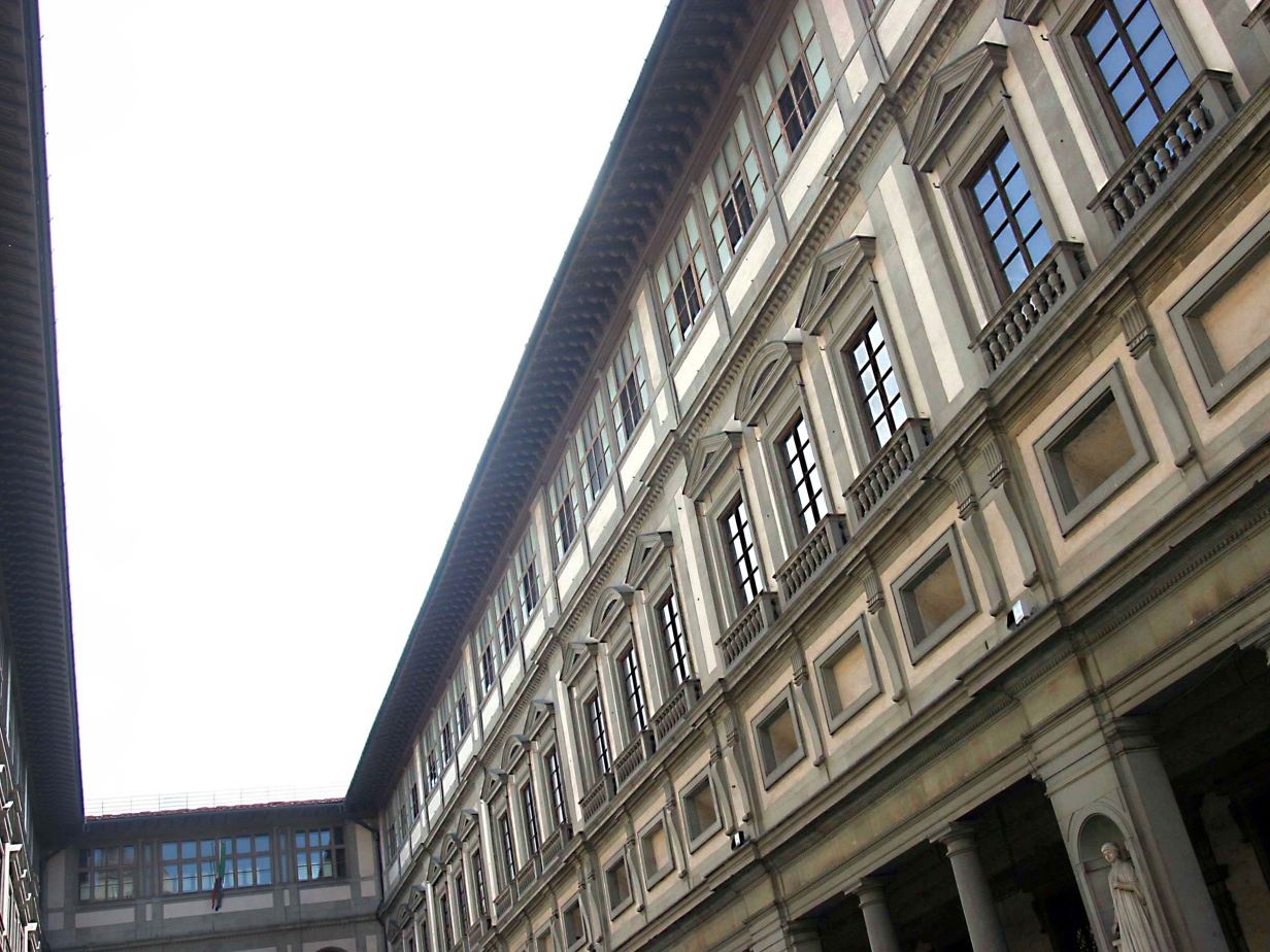 Firenze, addio al “mostro di metallo”: dopo vent’anni la gru degli Uffizi va in pensione