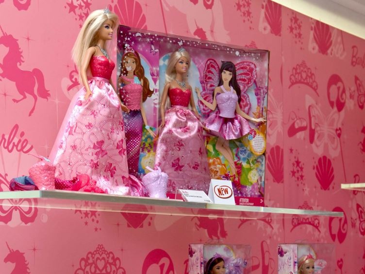 Dazi, brutte notizie per i fan di Barbie: Mattel aumenterà i prezzi dei suoi giocattoli