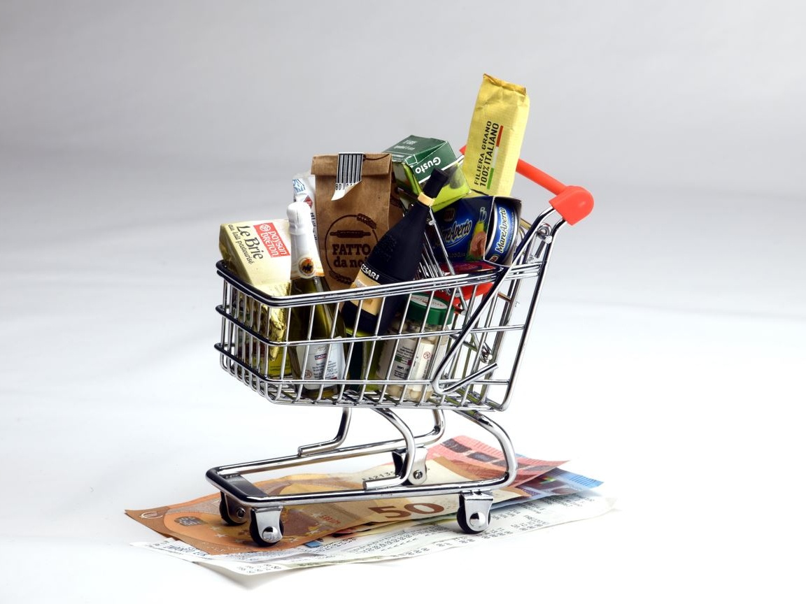 Inflazione in calo ad agosto 2025 ma accelerano i prezzi alimentari e del carrello della spesa