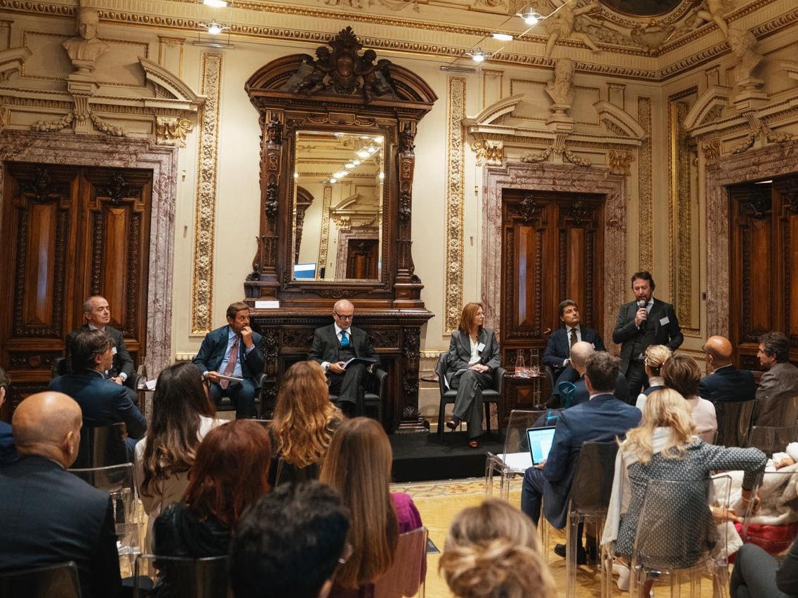 Dazi, innovazione e geopolitica. L’industria farmaceutica al centro del confronto tra istituzioni e imprese