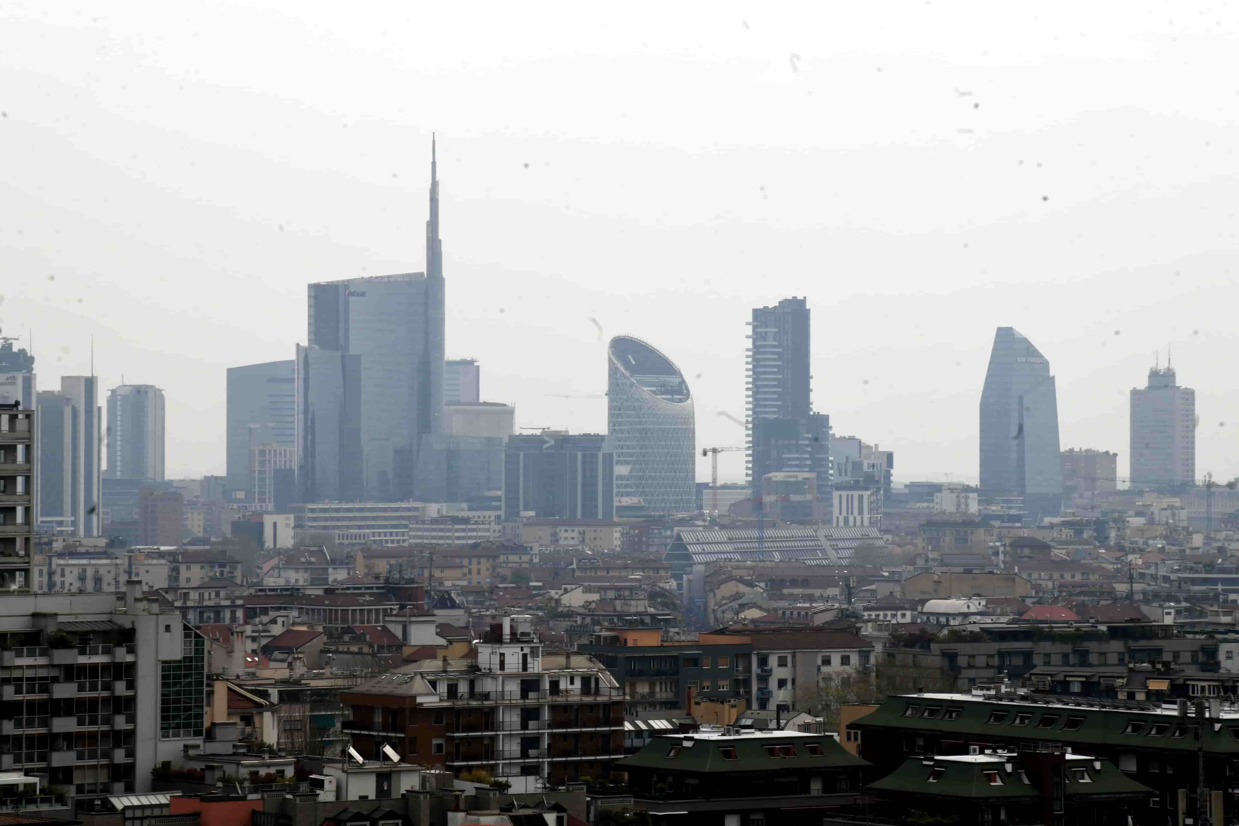 Case 2025, prezzi record. A Milano a un operaio servono 23 anni di stipendio per 80 mq