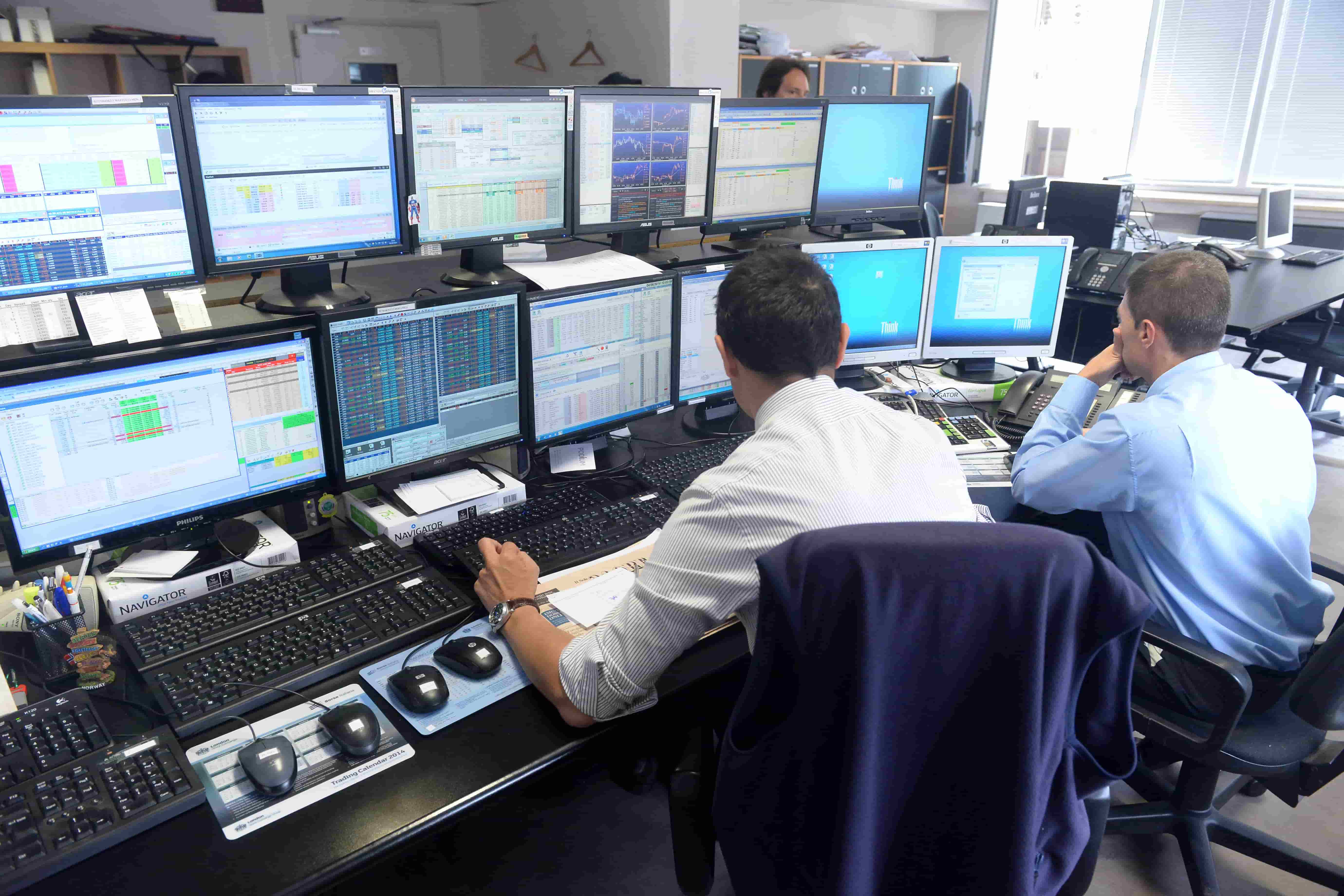 Dazi USA-UE, scatta il panic selling a Piazza Affari. Spread stabile, vola l'oro