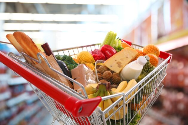 Carrello spesa, rincari superano l’inflazione: ma con supermercati più economici risparmio fino a 3.700 euro l’anno
