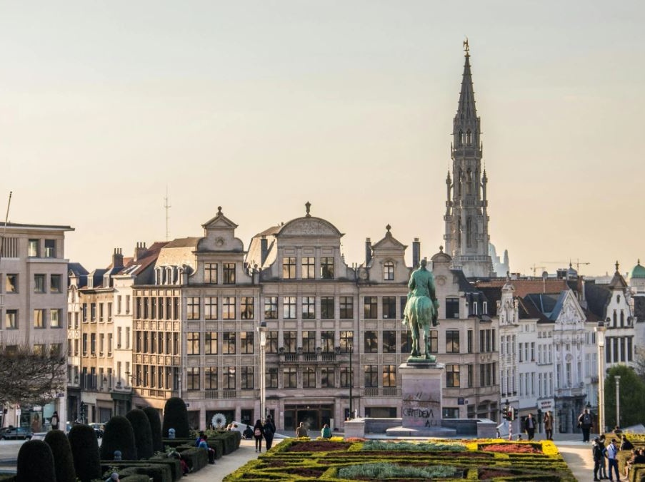 Disordini a Bruxelles nel corso di massicce manifestazioni contro il piano di austerità del governo