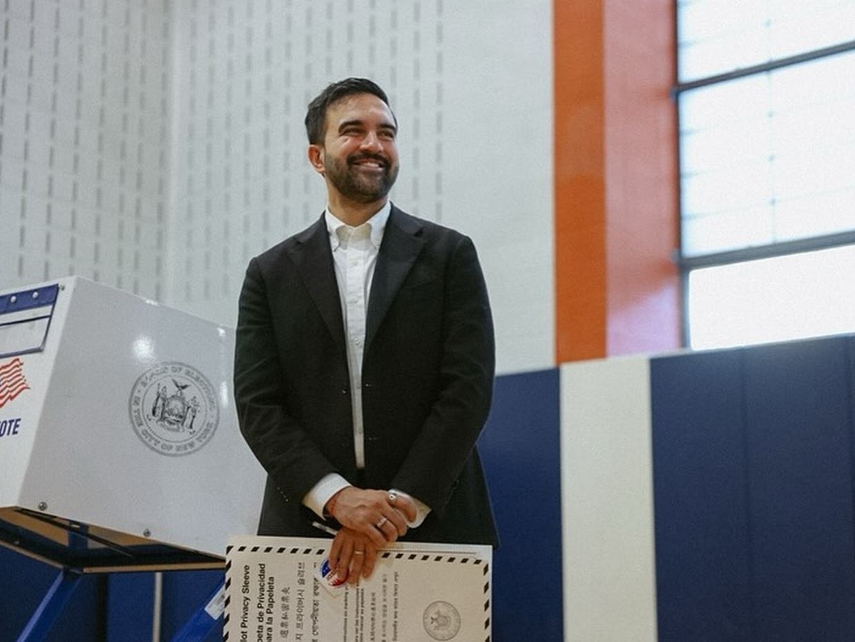 Zohran Mamdani, primo sindaco musulmano di New York, sfida Trump e riscrive la storia democratica