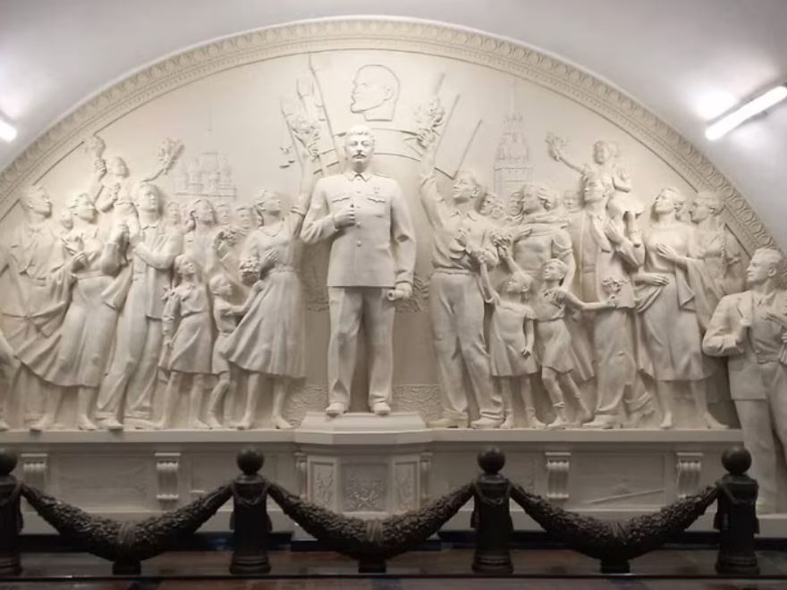 'Baffone' nella metro di Mosca: spunta una scultura che celebra Stalin