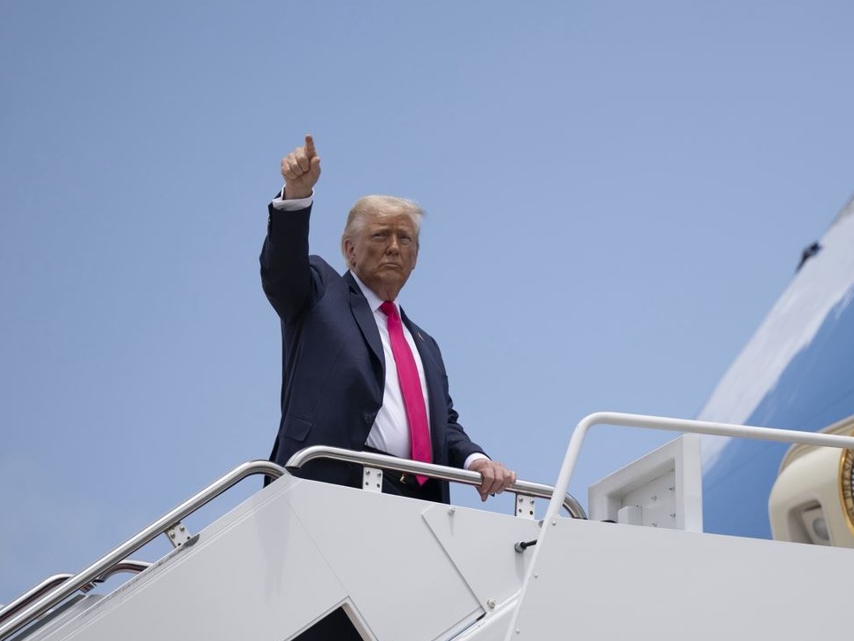 Una (presunta) lettera di Trump ad Epstein scatena l'ira del presidente