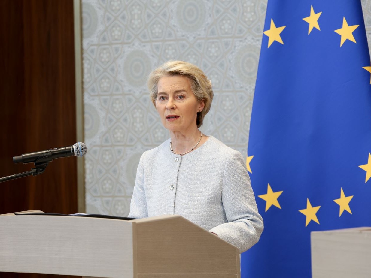 L'Ue accoglie con favore la sospensione dei dazi, Von der Leyen: 'Passo importante'