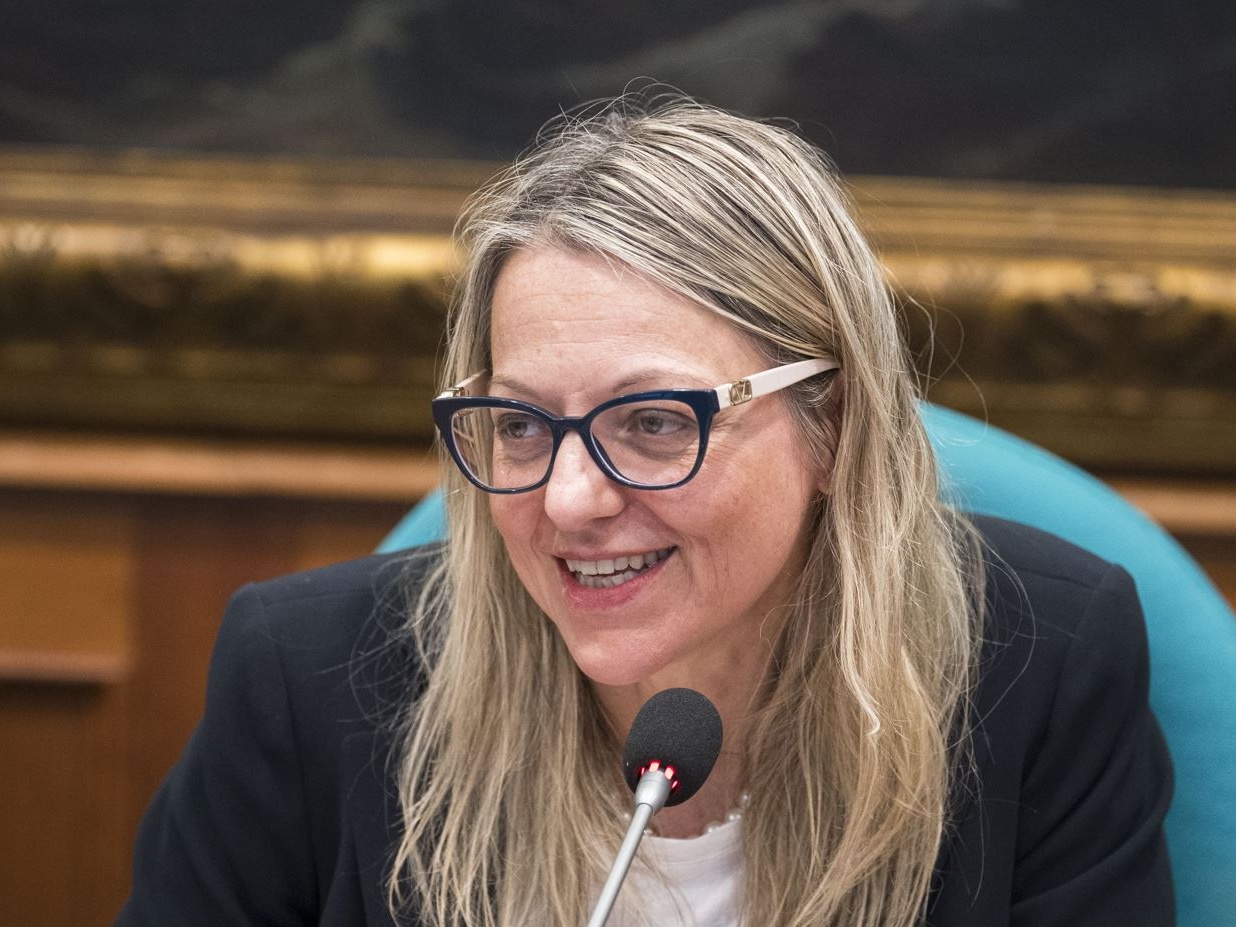 Famiglie in apnea: tra salari fermi e sogni rinviati, l’Italia che non può più permettersi i figli