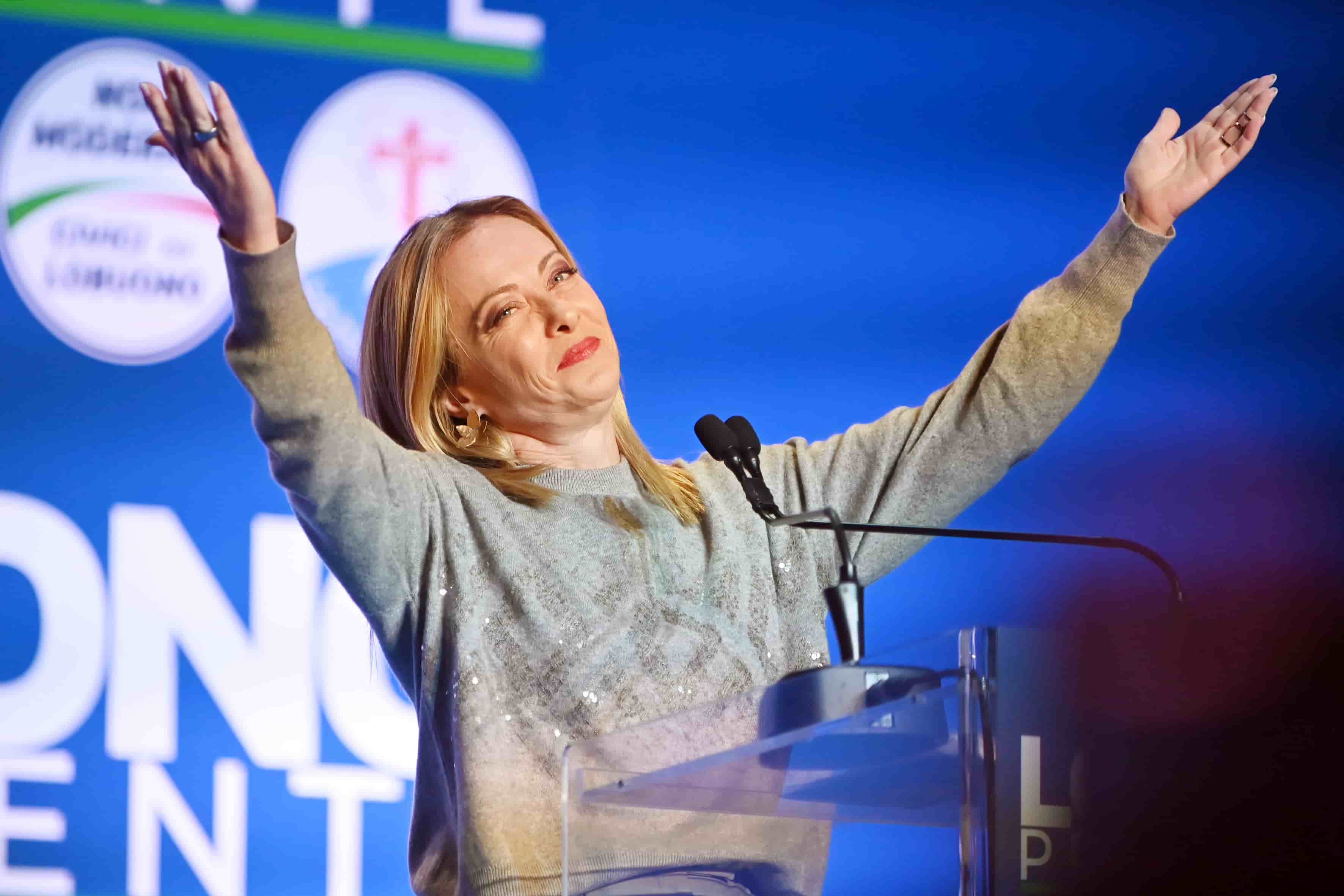 Fratelli d'Italia riesuma condono edilizio e aumento pensioni mentre i giovani scendono in piazza