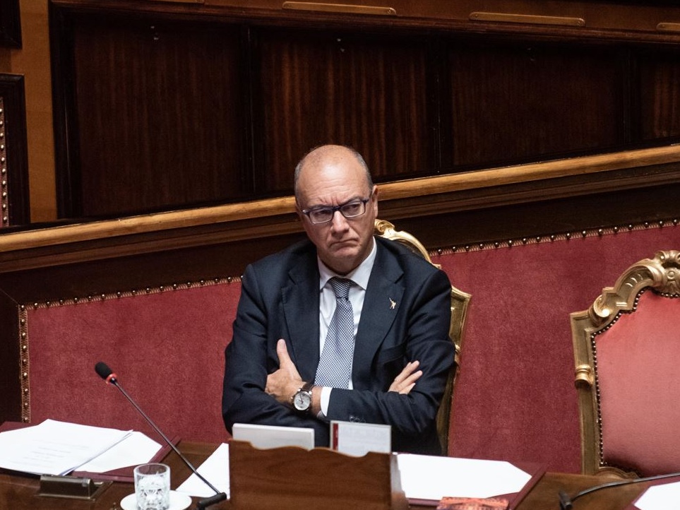 Educazione sessuale, le opposizioni contestano e Valditara urla: Vergognatevi! È rivolta in aula