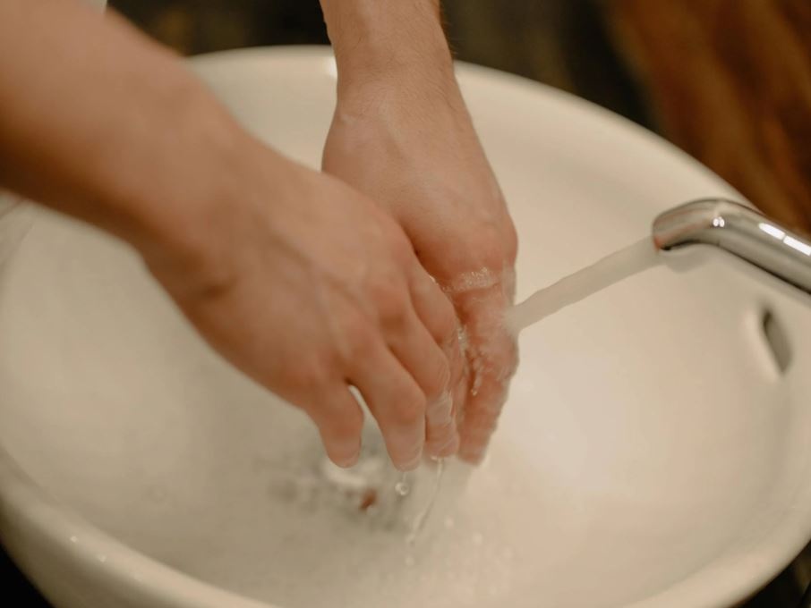 Giornata mondiale del lavaggio delle mani: ancora 2,3 miliardi di persone senza acqua e sapone in casa