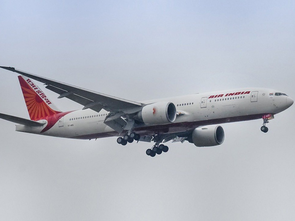 Aereo di Air India, diretto nel Regno Unito, con 242 persone a bordo, precipita subito dopo il decollo