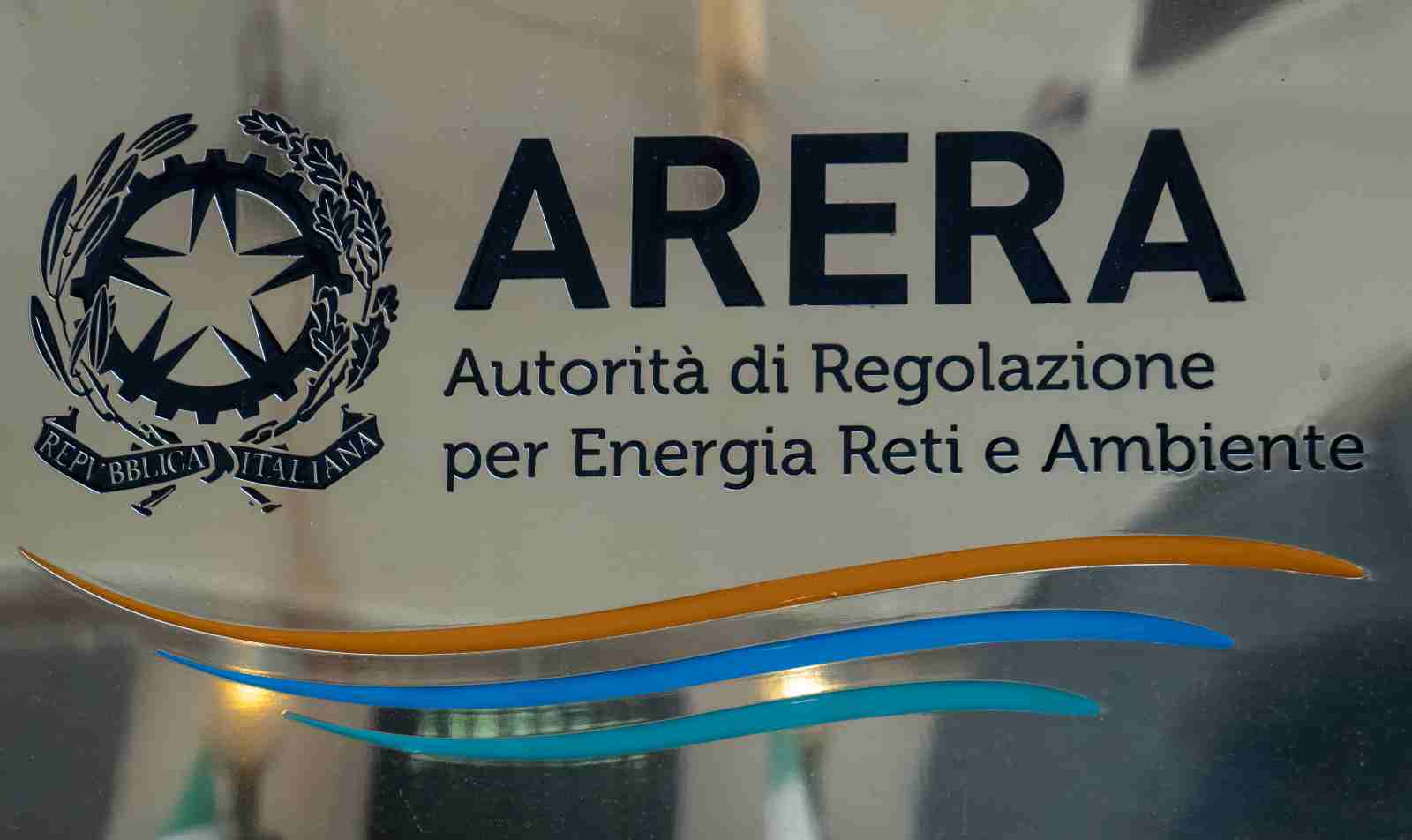 Energia, nuove regole Arera sui reclami: più tutele per utenti di luce e gas, ma Consumerismo chiede garanzie aggiuntive