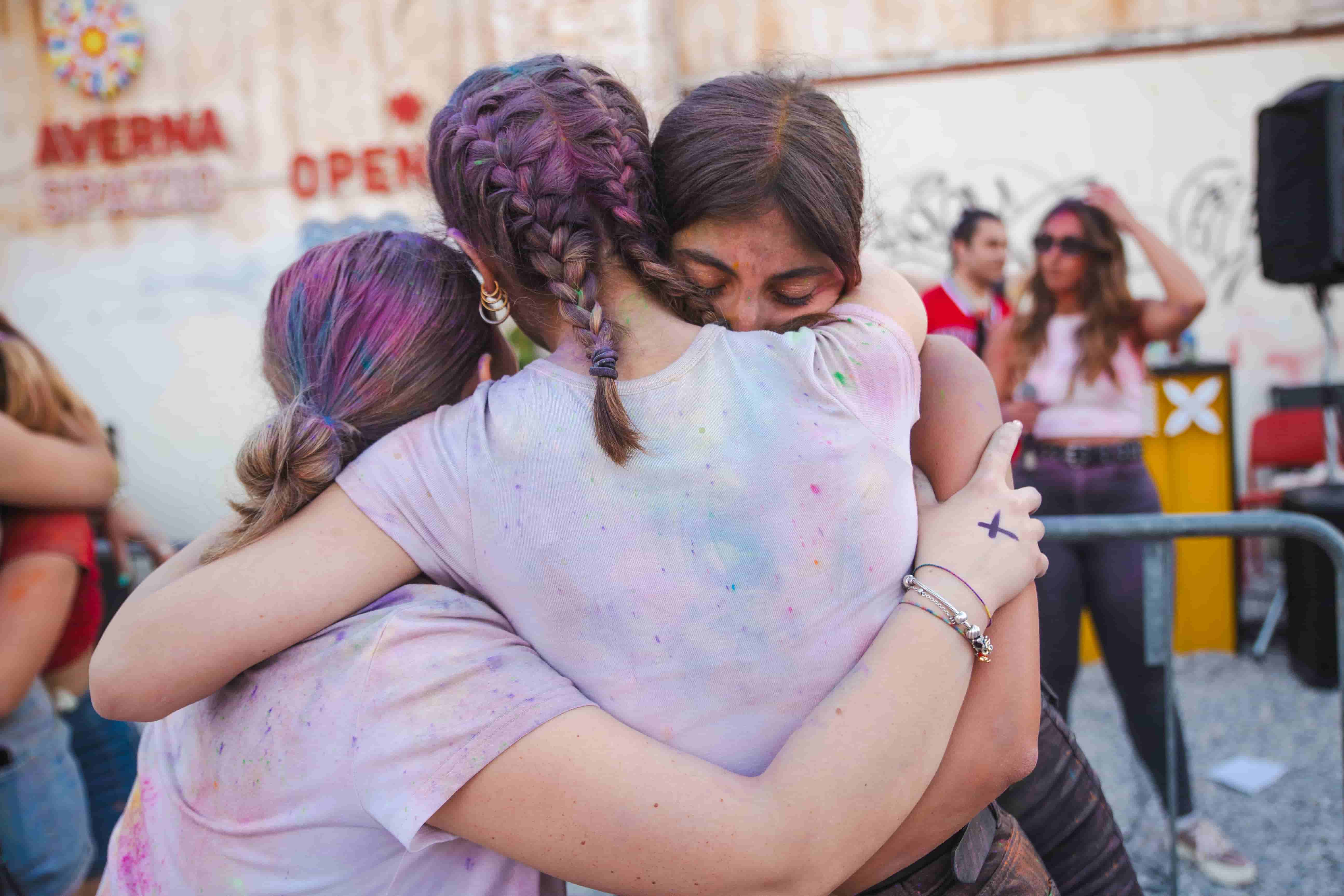 Fondazione EOS racconta tre anni di impegno. Oltre 12.000 adolescenti coinvolti e nuovi progetti per comunità più inclusive