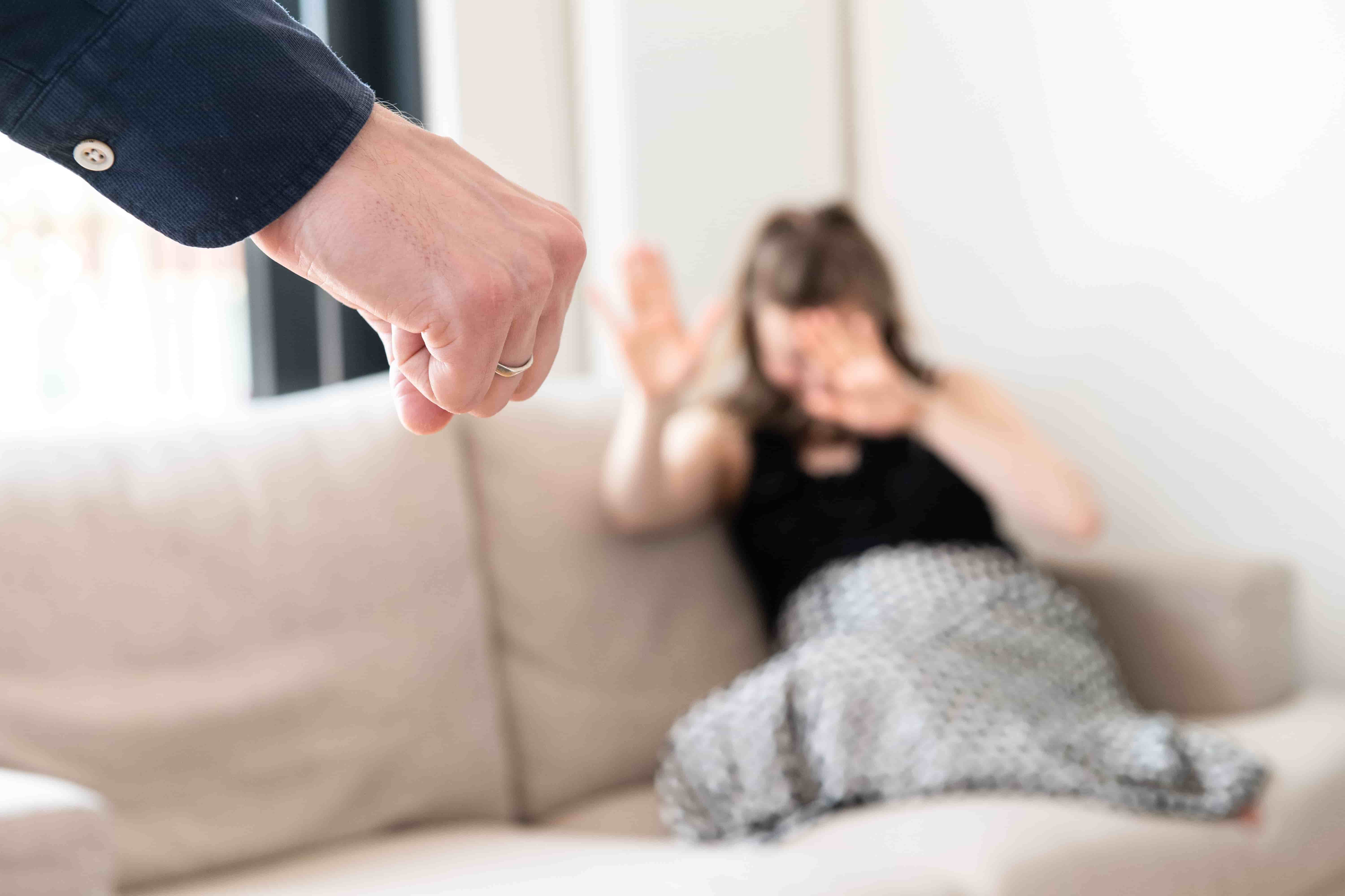 Un uomo su tre giustifica la violenza economica. ActionAid: Senza prevenzione non fermeremo mai questa deriva