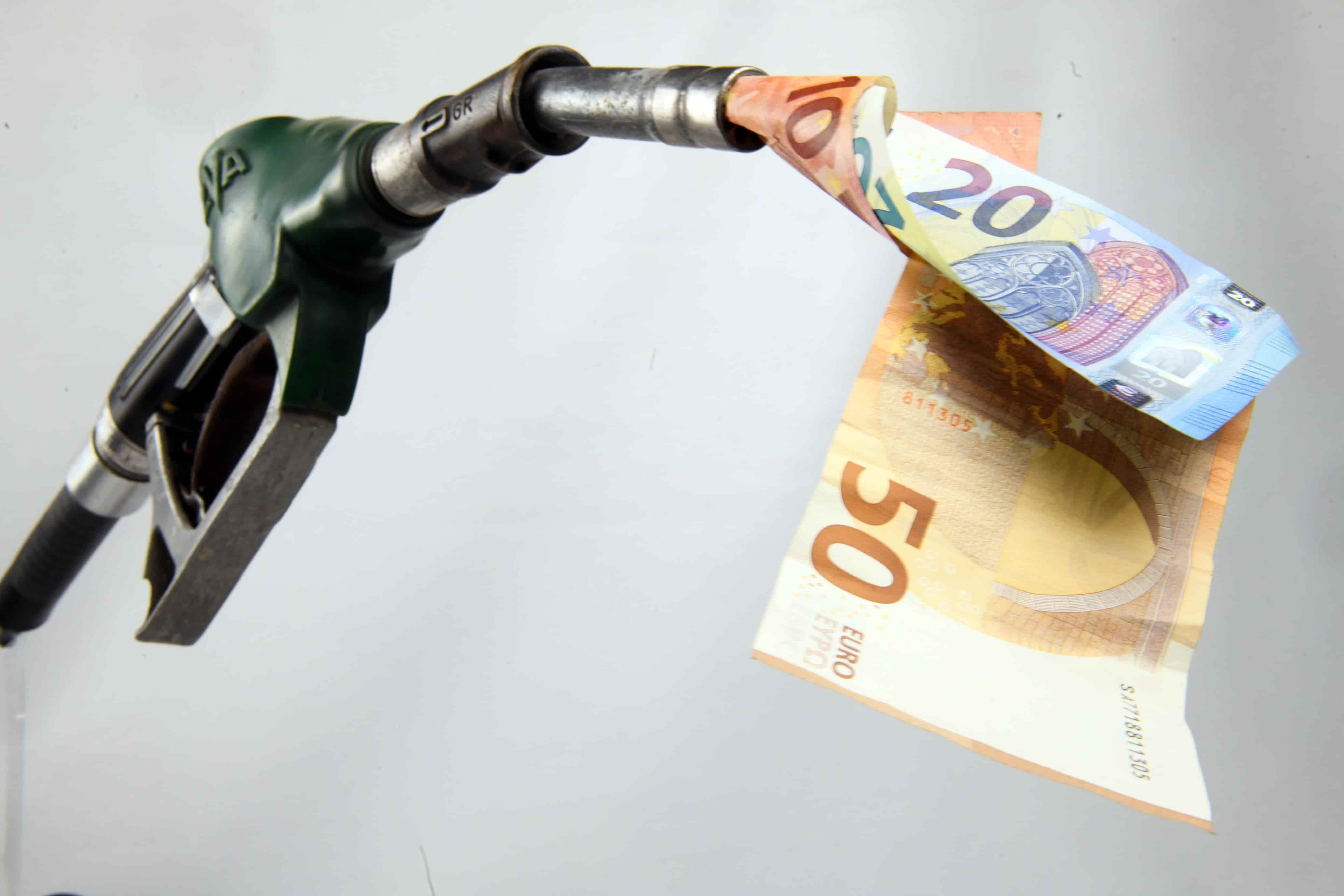Petrolio in rialzo, Codacons lancia l’allarme: “Rischio rincari immediati su benzina e gasolio”