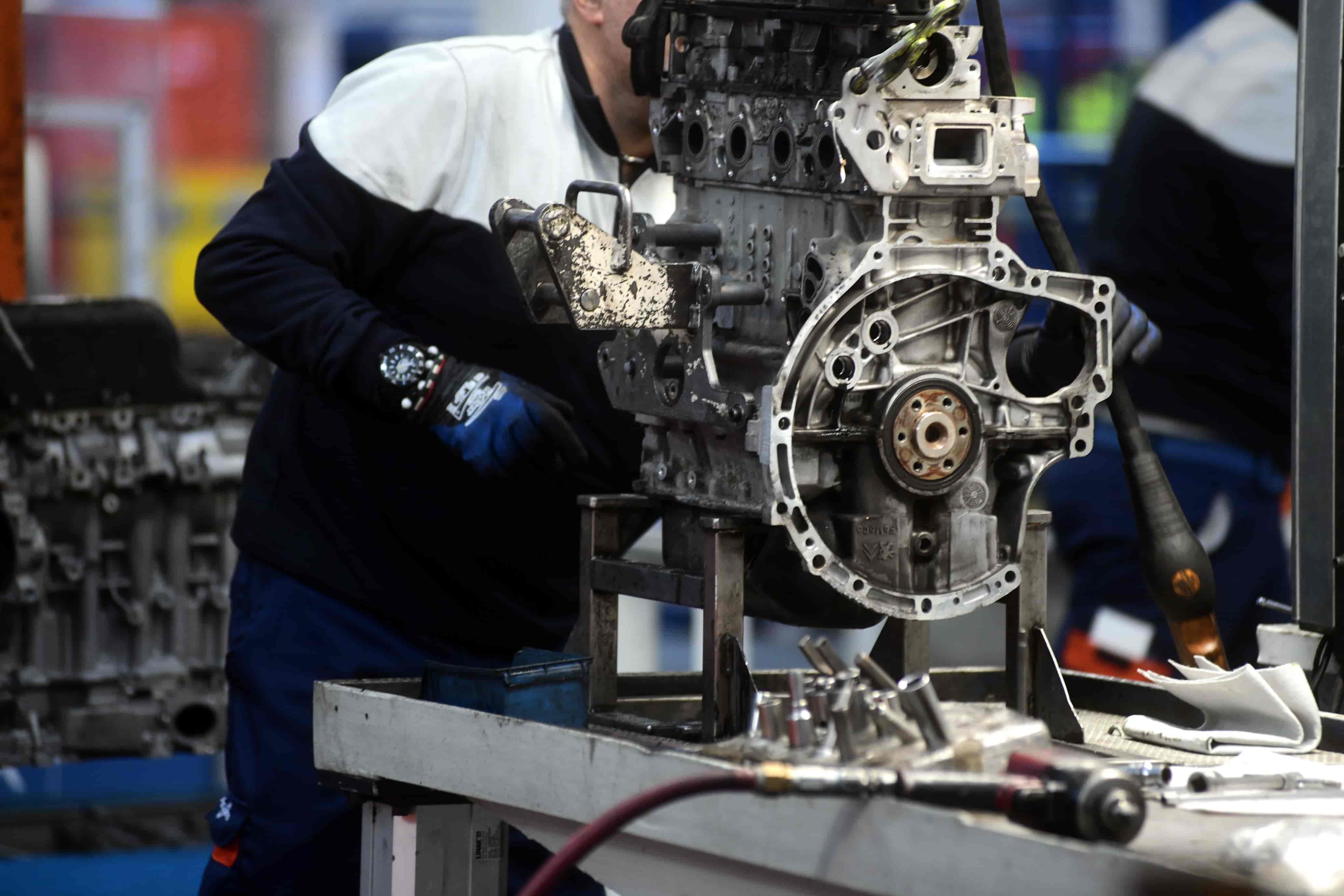 Motore auto, pochi italiani sanno chi lo produce ma incide su bollo e assicurazione