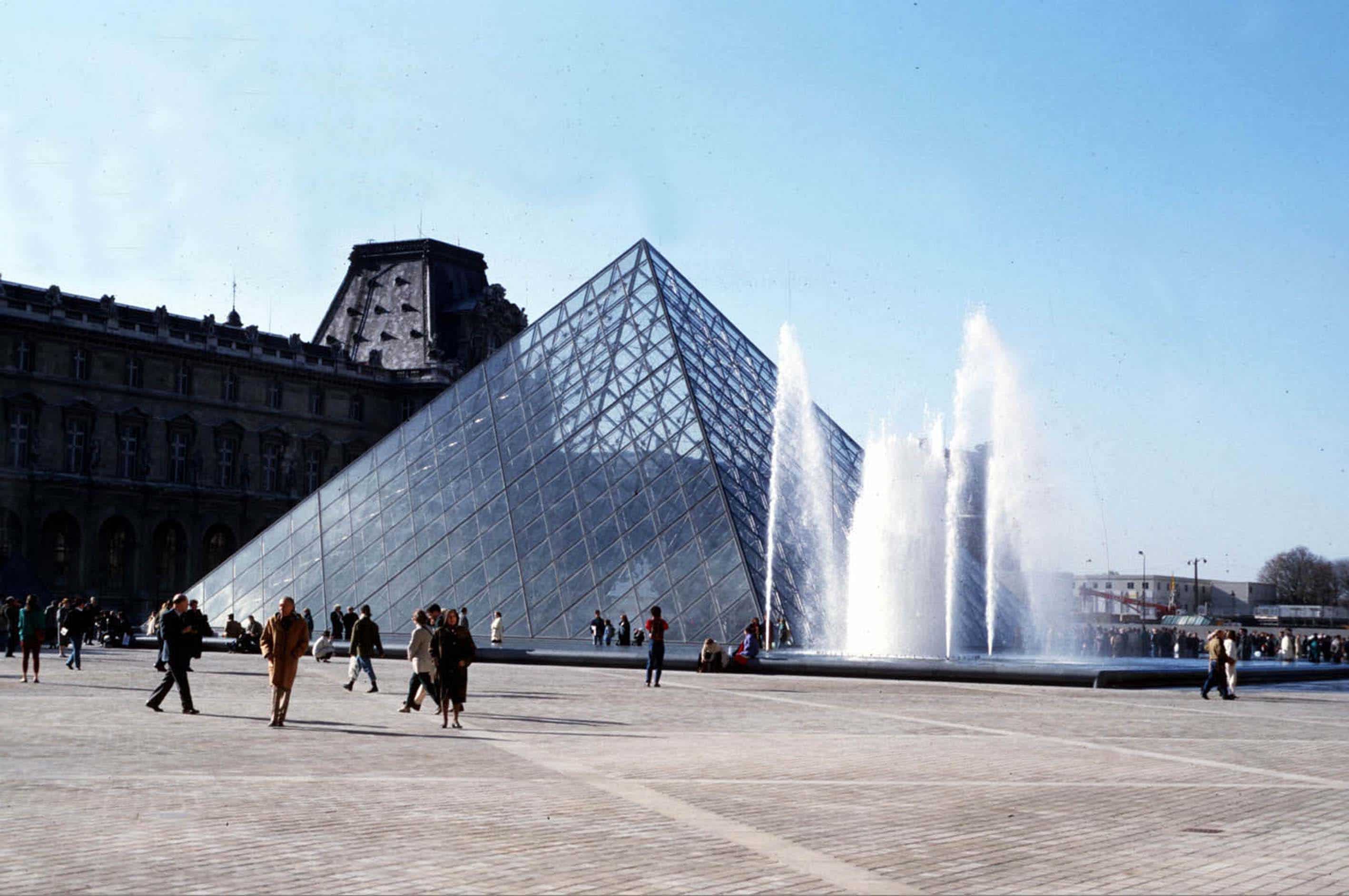 Furto clamoroso al Louvre, rubati i gioielli napoleonici