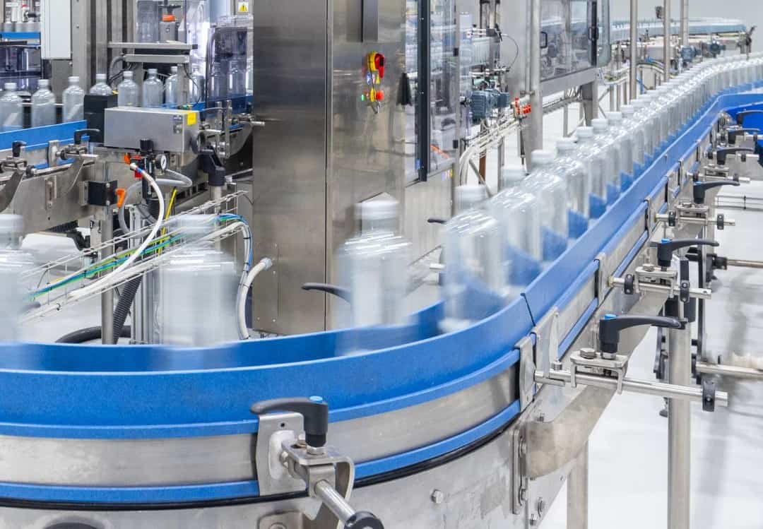 Il boom esagerato dell'acqua minerale ma gli italiani non rinunciano alla bottiglia