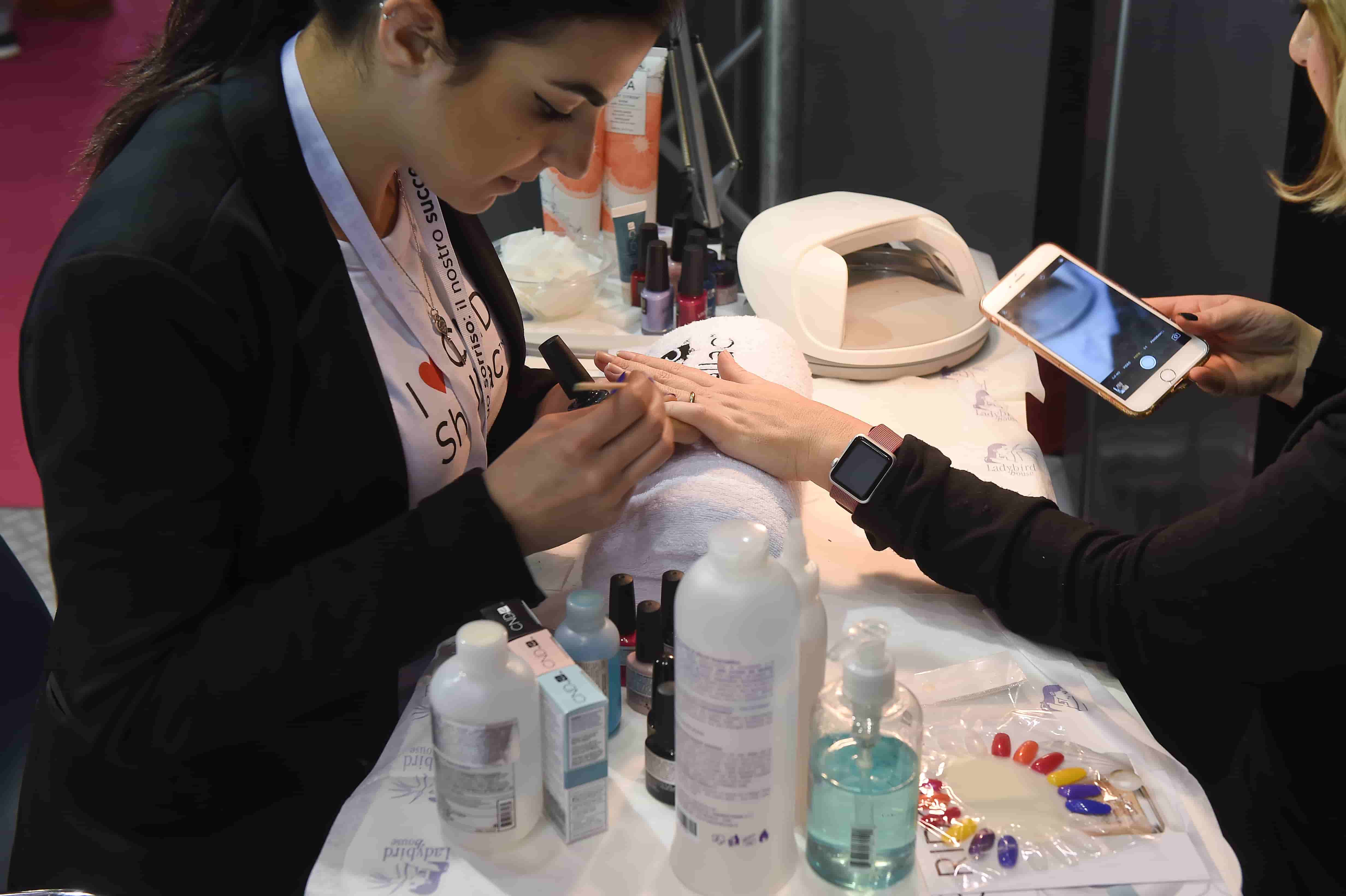 Manicure, stretta europea: dal primo settembre banditi TPO e DMTA da smalti e gel