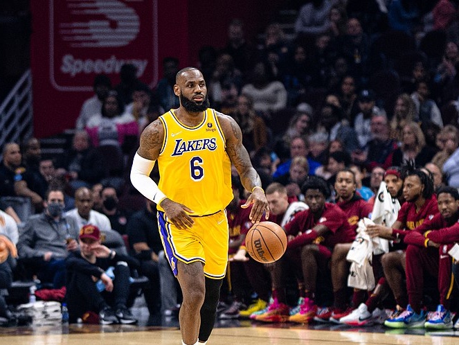 LeBron James diventa bambola Barbie e riscrive (di nuovo) la storia