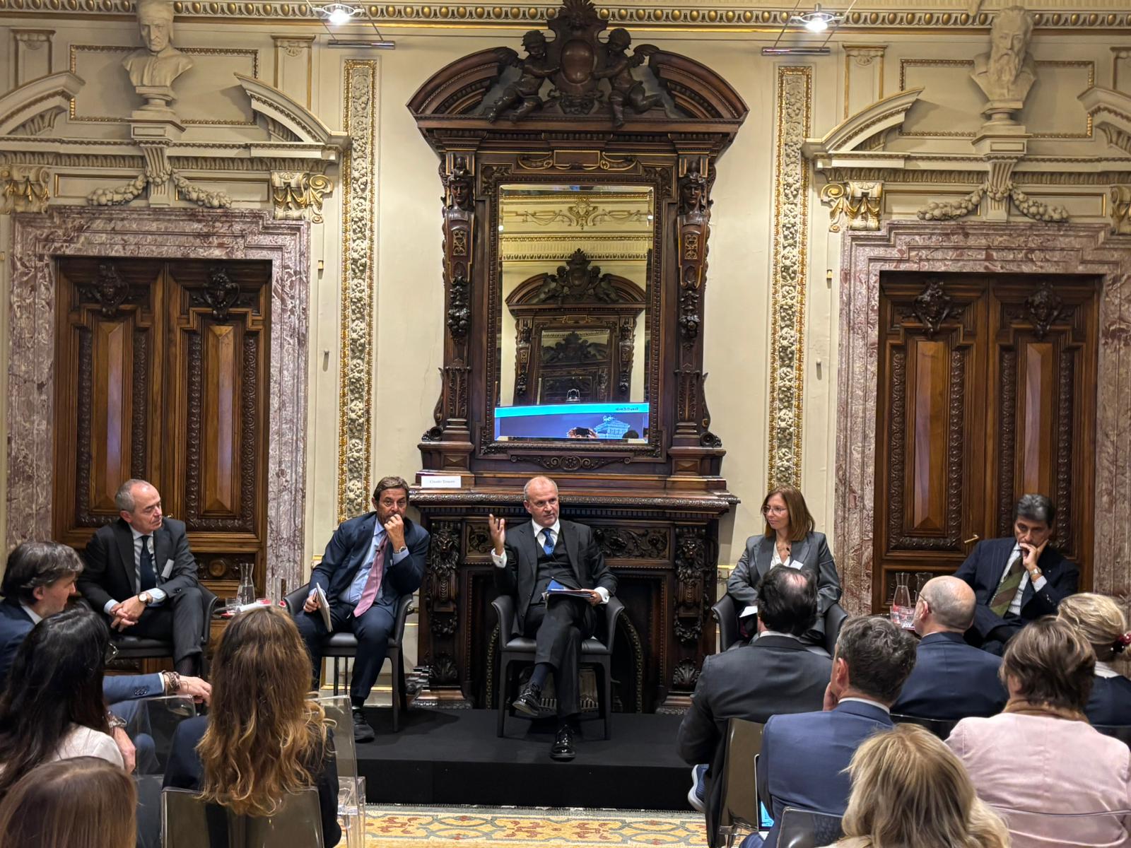 Dazi, innovazione e geopolitica. L’industria farmaceutica al centro del confronto tra istituzioni e imprese