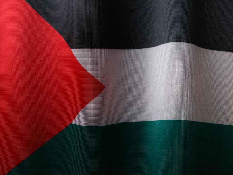 Prete sull'altare con i colori della bandiera palestinese: lettera ad un sacerdote schierato