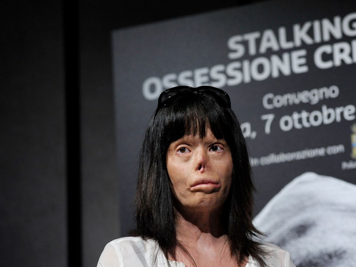 D’Anna e l’ironia impossibile: il femminicidio non è materia da barzelletta