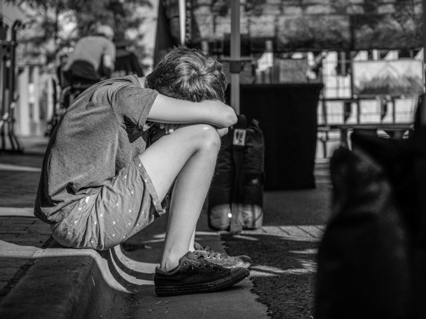 Allarme povertà infantile: stabile al 27,1% in Italia, aumenta per i più piccoli (27,7% sotto i 6 anni)