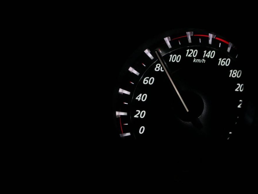Lanciare un'auto a 260 kmh e vantarsene: il ridicolo va in rete