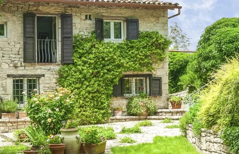 Case vacanza in Italia: Forte dei Marmi e Cortina regine del lusso, ma la campagna resta la scelta più accessibile