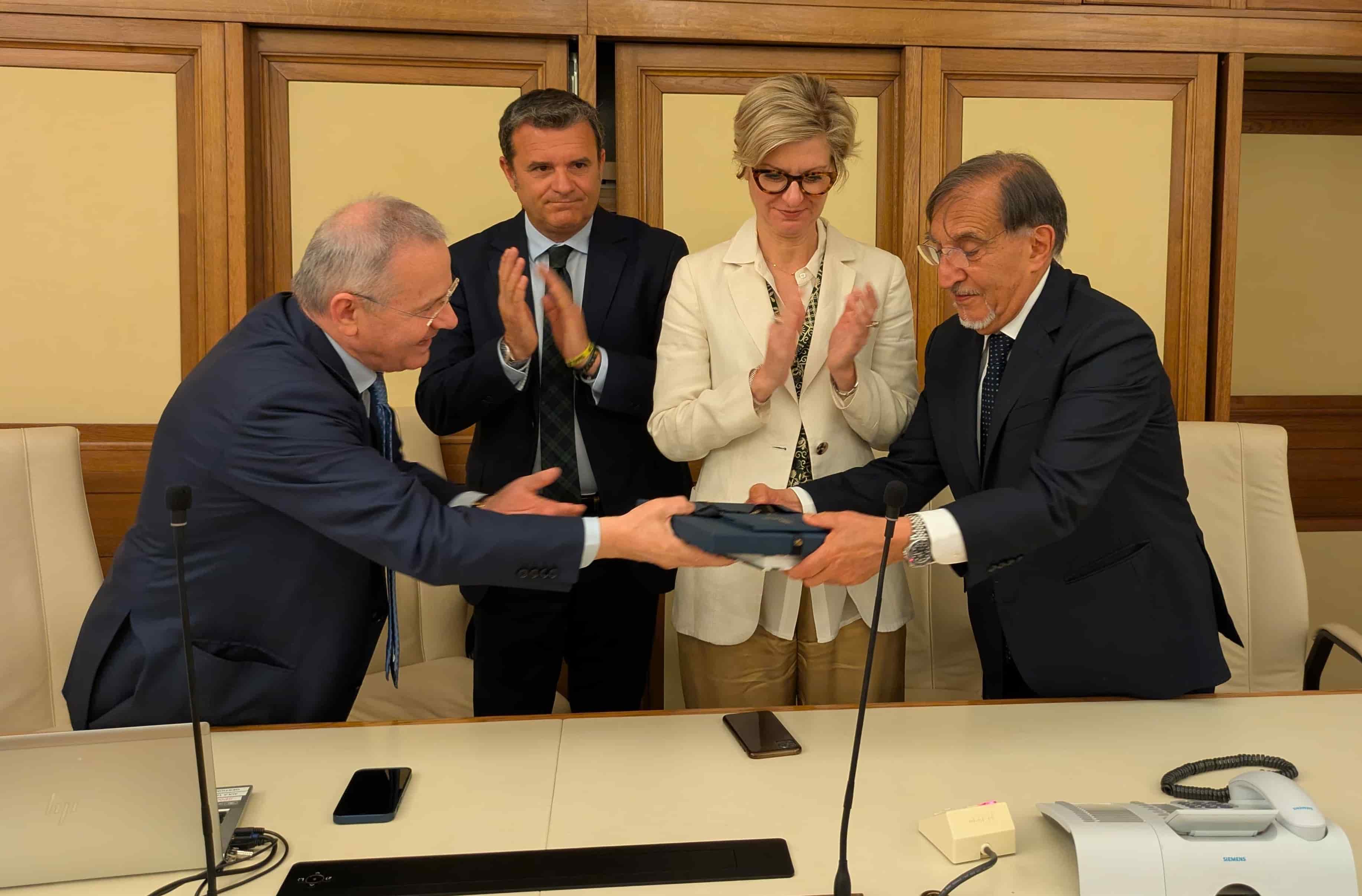 Fipe presenta al Senato la GDR e consegna l’Aantologia della Ristorazione