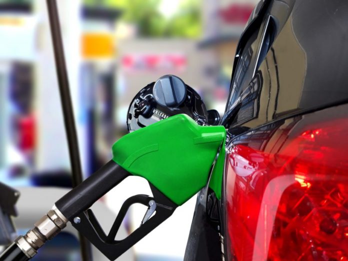 Ponte 1 maggio, Assoutenti: pieno di benzina costa 10 euro in meno rispetto allo scorso anno