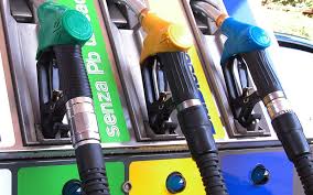 Benzina, Codacons: ancora rincari sulla rete. Da fine dicembre verde +3,8%, gasolio +4,2%