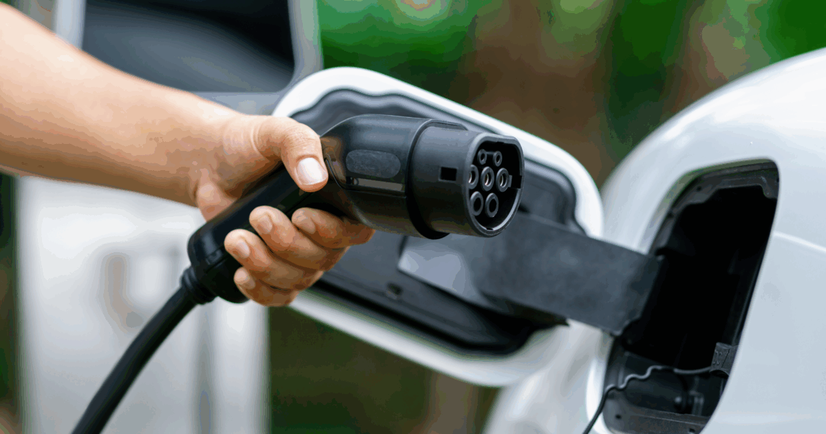 Auto elettriche: mercato cresce nei 6 mesi, ma attenzione a effetto attesa per incentivi legati all’ISEE