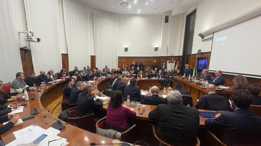 Ex Ilva: Urso, “nessun piano di chiusura. Al lavoro su continuità produttiva e per sicurezza lavoratori”