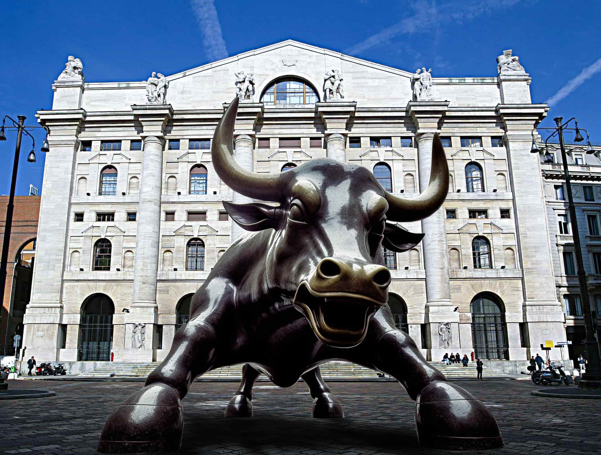 Piazza Affari chiude in lieve rialzo, trainata dalla difesa e dal comparto bancario